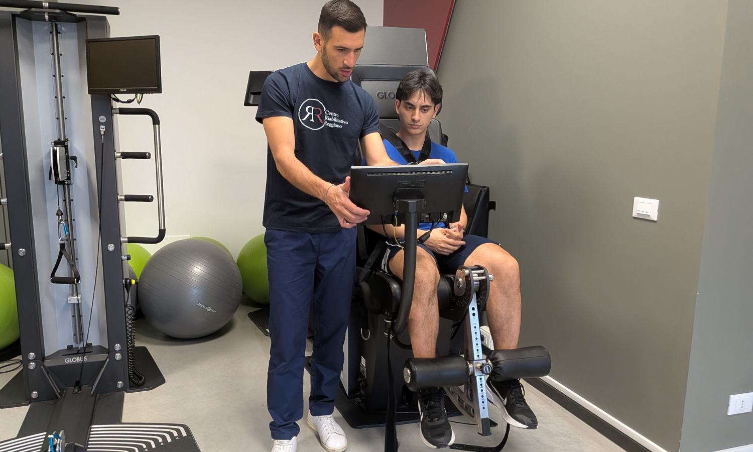 misurazione-forza-muscolare-fisioterapista-paziente